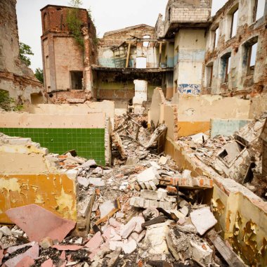 Çok kirlenmiş endüstriyel bir fabrikanın kalıntıları, sanayi serisi.