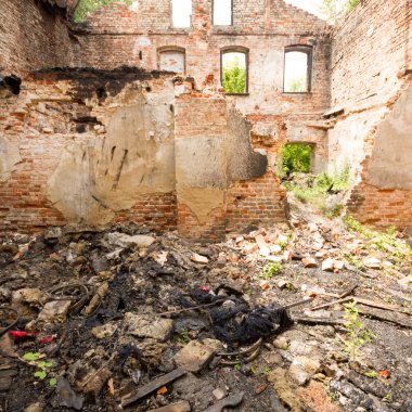 Çok kirlenmiş endüstriyel bir fabrikanın kalıntıları, sanayi serisi.