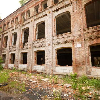 Çok kirlenmiş endüstriyel bir fabrikanın kalıntıları, sanayi serisi.