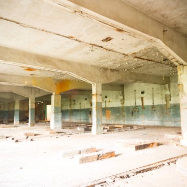 Çok kirlenmiş endüstriyel bir fabrikanın kalıntıları, sanayi serisi.