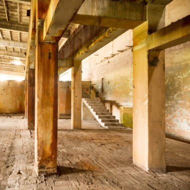 Çok kirlenmiş endüstriyel bir fabrikanın kalıntıları, sanayi serisi.