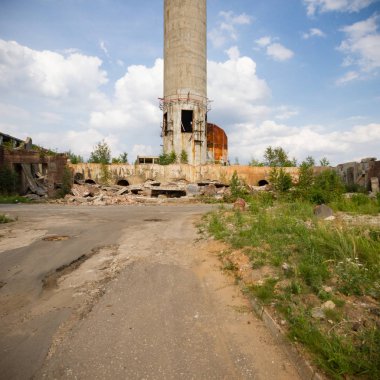 Çok kirlenmiş endüstriyel bir fabrikanın kalıntıları, sanayi serisi.