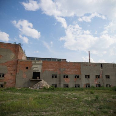 Çok kirlenmiş endüstriyel bir fabrikanın kalıntıları, sanayi serisi.