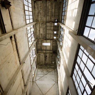 Çok kirlenmiş endüstriyel bir fabrikanın kalıntıları, sanayi serisi.