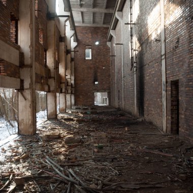 Çok kirlenmiş endüstriyel bir fabrikanın kalıntıları, sanayi serisi.