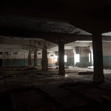 Çok kirlenmiş endüstriyel bir fabrikanın kalıntıları, sanayi serisi.