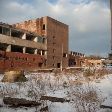 Çok kirlenmiş endüstriyel bir fabrikanın kalıntıları, sanayi serisi.