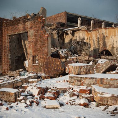 Çok kirlenmiş endüstriyel bir fabrikanın kalıntıları, sanayi serisi.