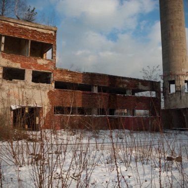 Çok kirlenmiş endüstriyel bir fabrikanın kalıntıları, sanayi serisi.