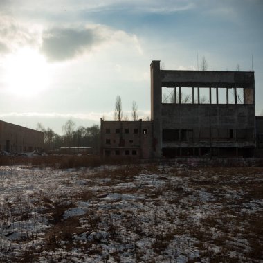 Çok kirlenmiş endüstriyel bir fabrikanın kalıntıları, sanayi serisi.