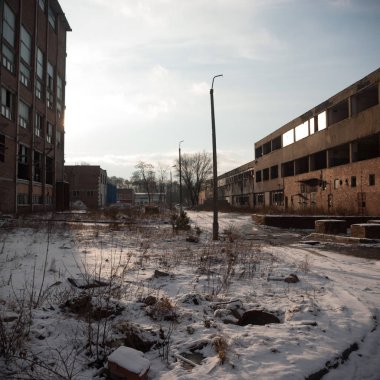 Çok kirlenmiş endüstriyel bir fabrikanın kalıntıları, sanayi serisi.