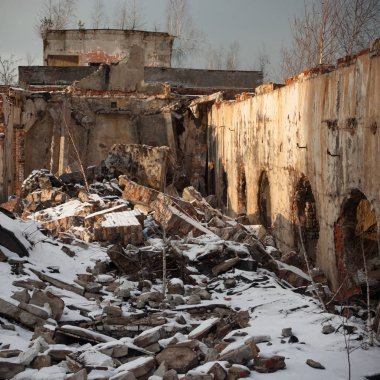 Çok kirlenmiş endüstriyel bir fabrikanın kalıntıları, sanayi serisi.