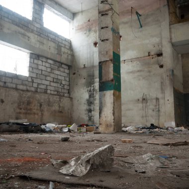 Çok kirlenmiş endüstriyel bir fabrikanın kalıntıları, sanayi serisi.