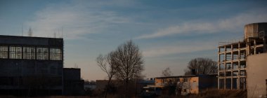 Çok kirlenmiş endüstriyel bir fabrikanın kalıntıları, sanayi serisi.