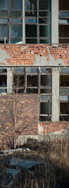 Çok kirlenmiş endüstriyel bir fabrikanın kalıntıları, sanayi serisi.