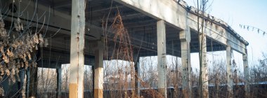 Çok kirlenmiş endüstriyel bir fabrikanın kalıntıları, sanayi serisi.