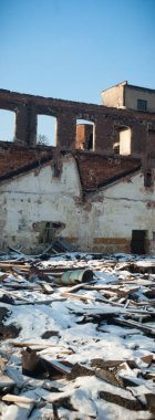 Çok kirlenmiş endüstriyel bir fabrikanın kalıntıları, sanayi serisi.