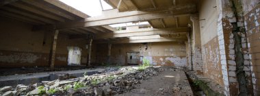 Çok kirlenmiş endüstriyel bir fabrikanın kalıntıları, sanayi serisi.