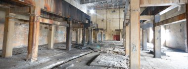 Çok kirlenmiş endüstriyel bir fabrikanın kalıntıları, sanayi serisi.