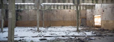 Çok kirlenmiş endüstriyel bir fabrikanın kalıntıları, sanayi serisi.