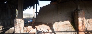 Çok kirlenmiş endüstriyel bir fabrikanın kalıntıları, sanayi serisi.