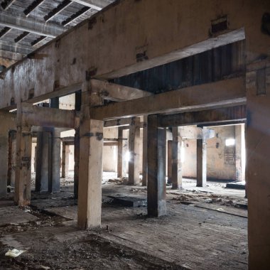 Çok kirlenmiş endüstriyel bir fabrikanın kalıntıları, sanayi serisi.