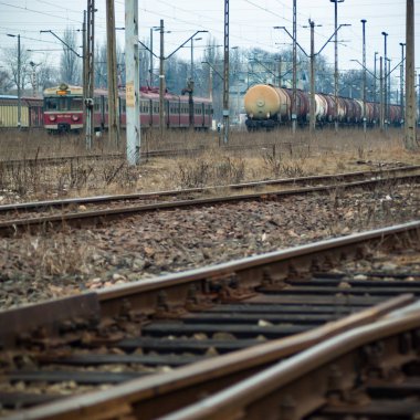 Güneşli bir günde demiryolu manzarası