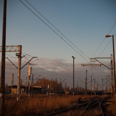 Güneşli bir günde demiryolu manzarası