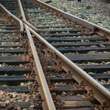 Güneşli bir günde demiryolu manzarası