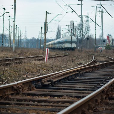 Güneşli bir günde demiryolu manzarası