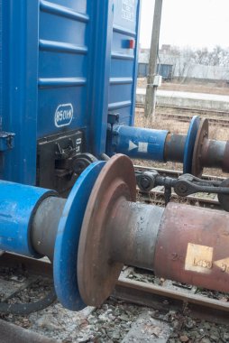 Güneşli bir günde demiryolu manzarası