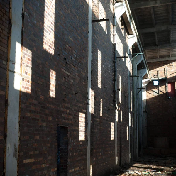 Çok kirlenmiş endüstriyel bir fabrikanın kalıntıları, sanayi serisi.