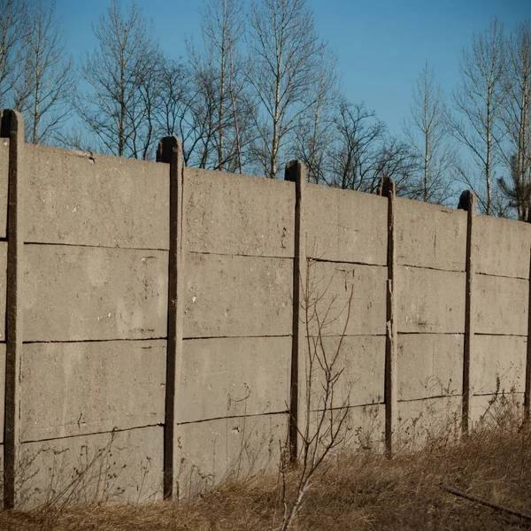 güneşli çivi ile eski ahşap sınır çit