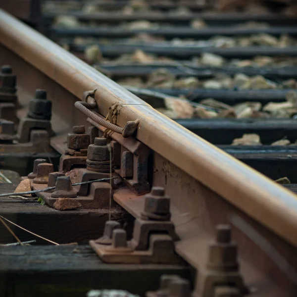 Güneşli bir günde demiryolu manzarası