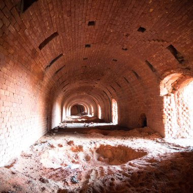 Terk edilmiş eski bir fabrika binasının geniş açılı görüntüsü