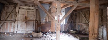 Çok kirlenmiş endüstriyel bir fabrikanın kalıntıları, sanayi serisi.