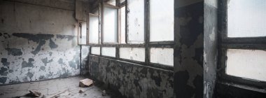Çok kirlenmiş endüstriyel bir fabrikanın kalıntıları, sanayi serisi.