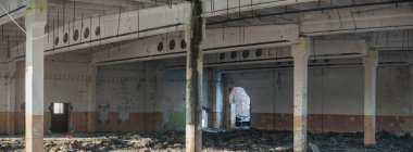 Çok kirlenmiş endüstriyel bir fabrikanın kalıntıları, sanayi serisi.