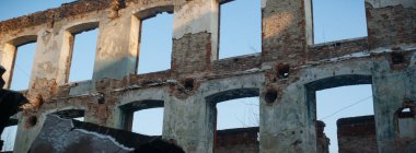 Çok kirlenmiş endüstriyel bir fabrikanın kalıntıları, sanayi serisi.