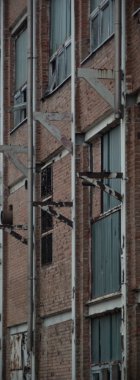 Çok kirlenmiş endüstriyel bir fabrikanın kalıntıları, sanayi serisi.