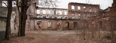 Çok kirlenmiş endüstriyel bir fabrikanın kalıntıları, sanayi serisi.