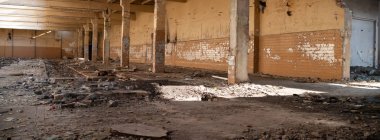 Çok kirlenmiş endüstriyel bir fabrikanın kalıntıları, sanayi serisi.