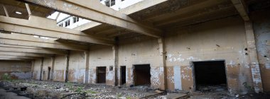 Çok kirlenmiş endüstriyel bir fabrikanın kalıntıları, sanayi serisi.