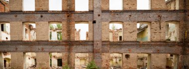 Çok kirlenmiş endüstriyel bir fabrikanın kalıntıları, sanayi serisi.