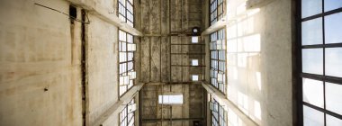 Çok kirlenmiş endüstriyel bir fabrikanın kalıntıları, sanayi serisi.