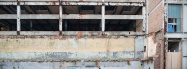 Çok kirlenmiş endüstriyel bir fabrikanın kalıntıları, sanayi serisi.