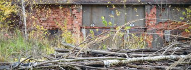 Çok kirlenmiş endüstriyel bir fabrikanın kalıntıları, sanayi serisi.