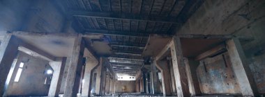 Çok kirlenmiş endüstriyel bir fabrikanın kalıntıları, sanayi serisi.