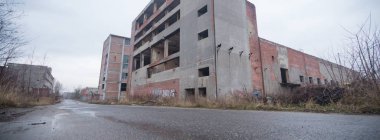 Çok kirlenmiş endüstriyel bir fabrikanın kalıntıları, sanayi serisi.