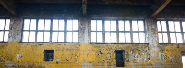 Çok kirlenmiş endüstriyel bir fabrikanın kalıntıları, sanayi serisi.